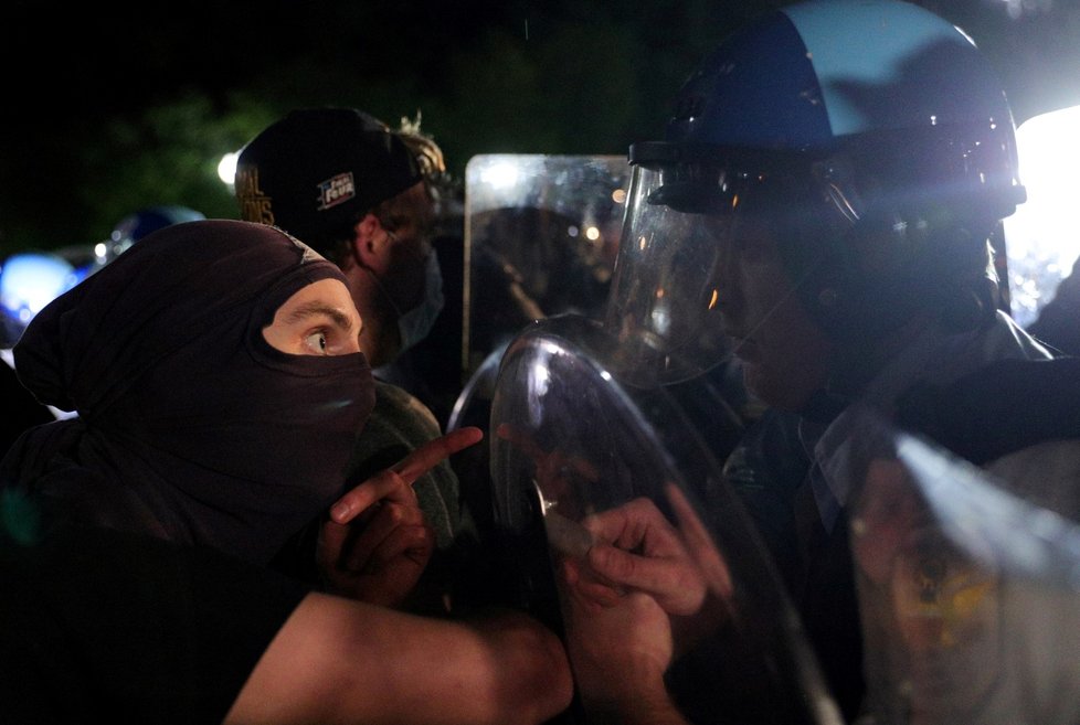 Jedna z celoamerických demonstrací vyvolaných smrtí černocha George Floyda se v konala i u Bílého domu.