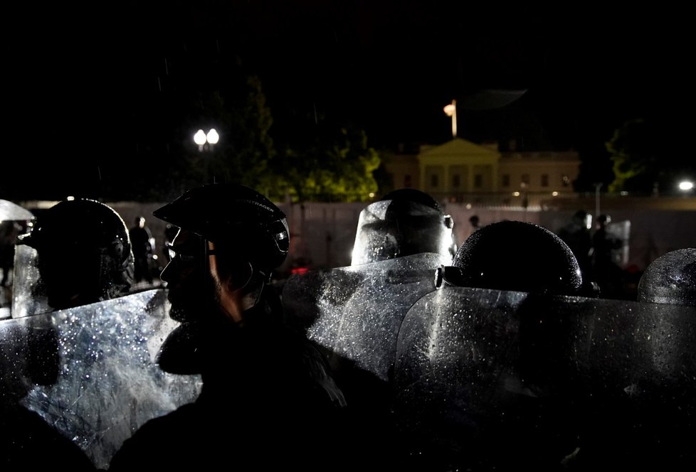 Jedna z celoamerických demonstrací vyvolaných smrtí černocha George Floyda se v konala i u Bílého domu