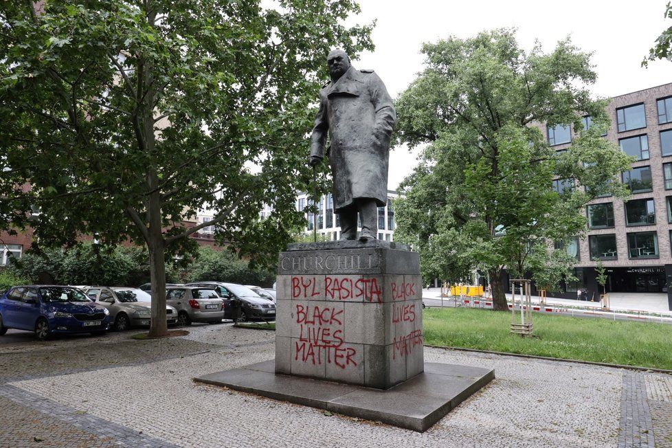 Nápis na soše Winstona Churchilla v Praze, 11. června 2020.