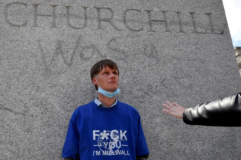 Při demonstraci v Londýně někdo počmáral sochu Winstona Churchilla.