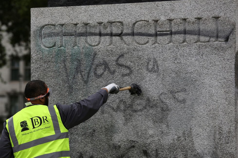 Při demonstraci v Londýně někdo počmáral sochu Winstona Churchilla.