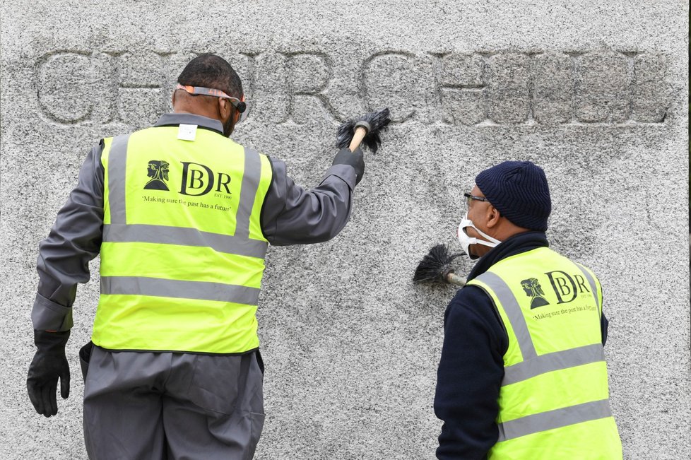 Při demonstraci v Londýně někdo počmáral sochu Winstona Churchilla.