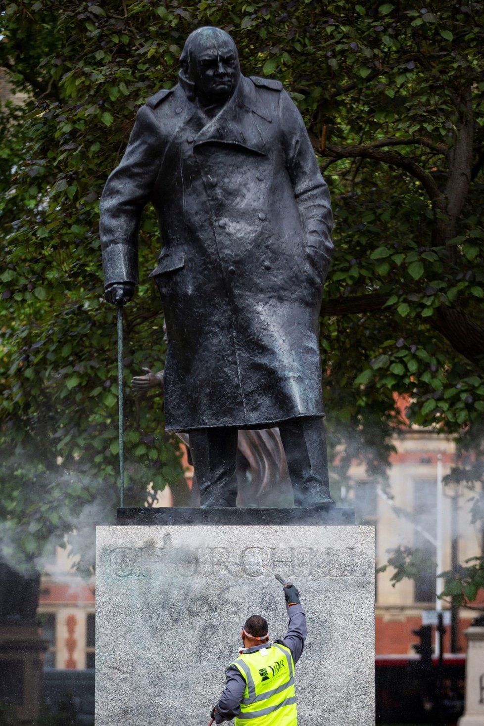 Při demonstraci v Londýně někdo počmáral sochu Winstona Churchilla.