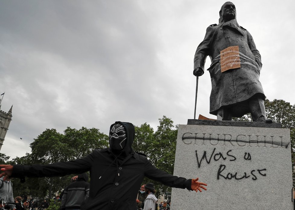 Při demonstraci v Londýně někdo počmáral sochu Winstona Churchilla.