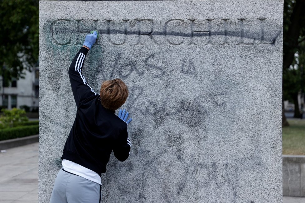 Při demonstraci v Londýně někdo počmáral sochu Winstona Churchilla.