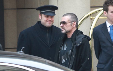 George Michael (vpravo) 15. listopadu v Praze. To byl ještě O.K.