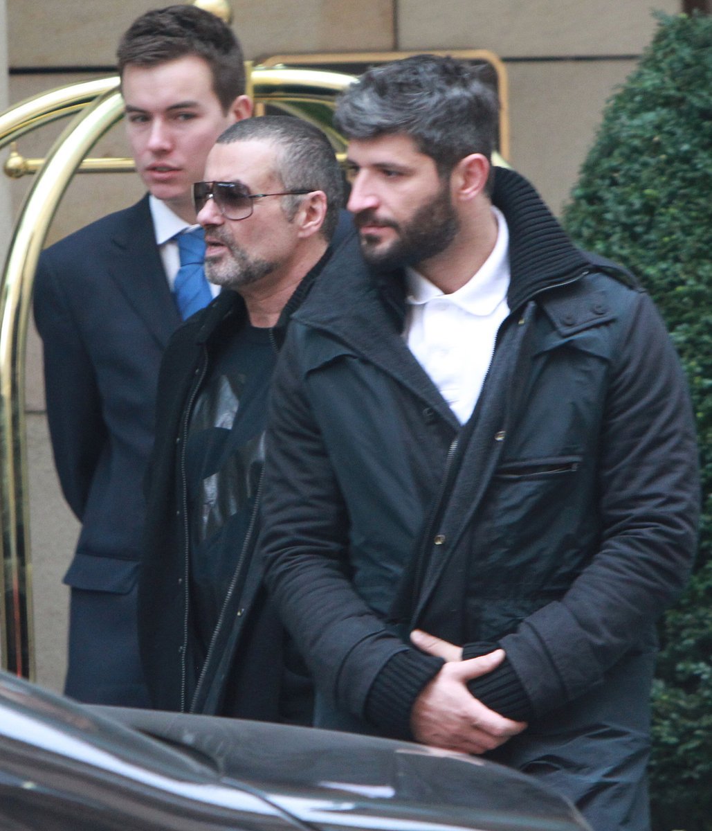 George Michael s milencem opouštějí pražský hotel Four Seasons.