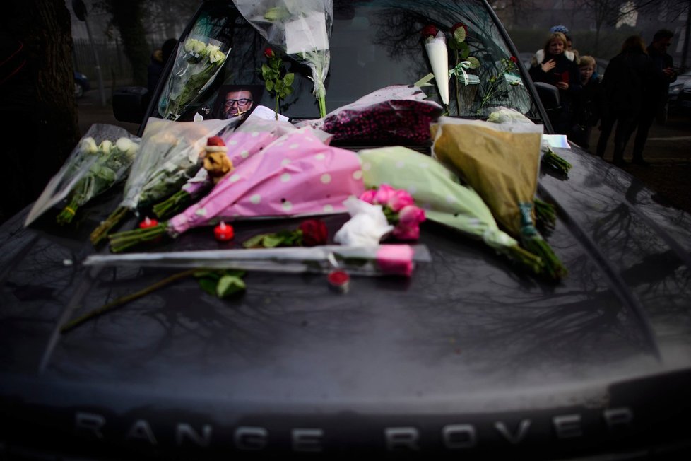 Auto George Michaela se stalo pietním místem. Fanoušci na něj přináší květiny, lepší zpěvákovy podobizny.