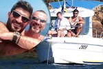 Uzdravující se zpěvák George Michael prožívá se svým přítelem na moři poblíž Austrálie takové druhé líbánky