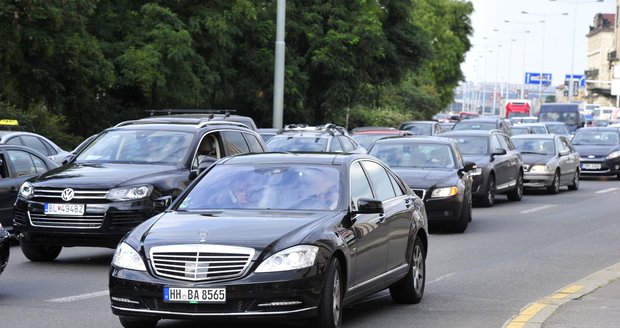 Auto s Georgem Michaelem a jeho týmem přijíždí ke Státní opeře