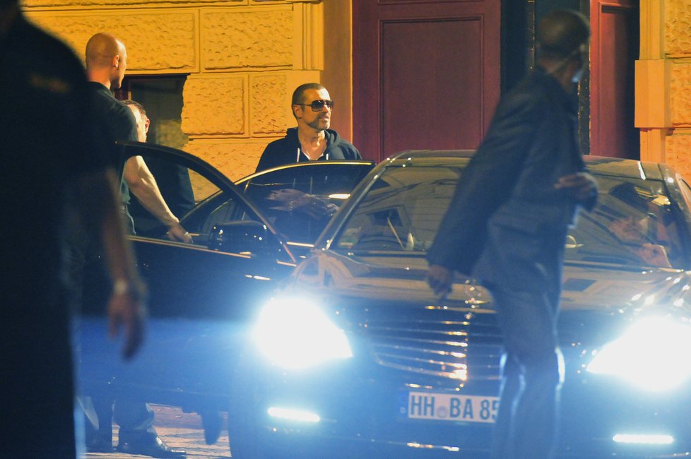 George Michael nasedá do auta, které ho odvezlo zpět do hotelu