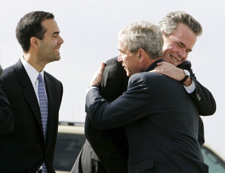 George P. Bush, na snímku s otcem Jebem a strýcem, exprezidentem Georgem Bushem mladším.