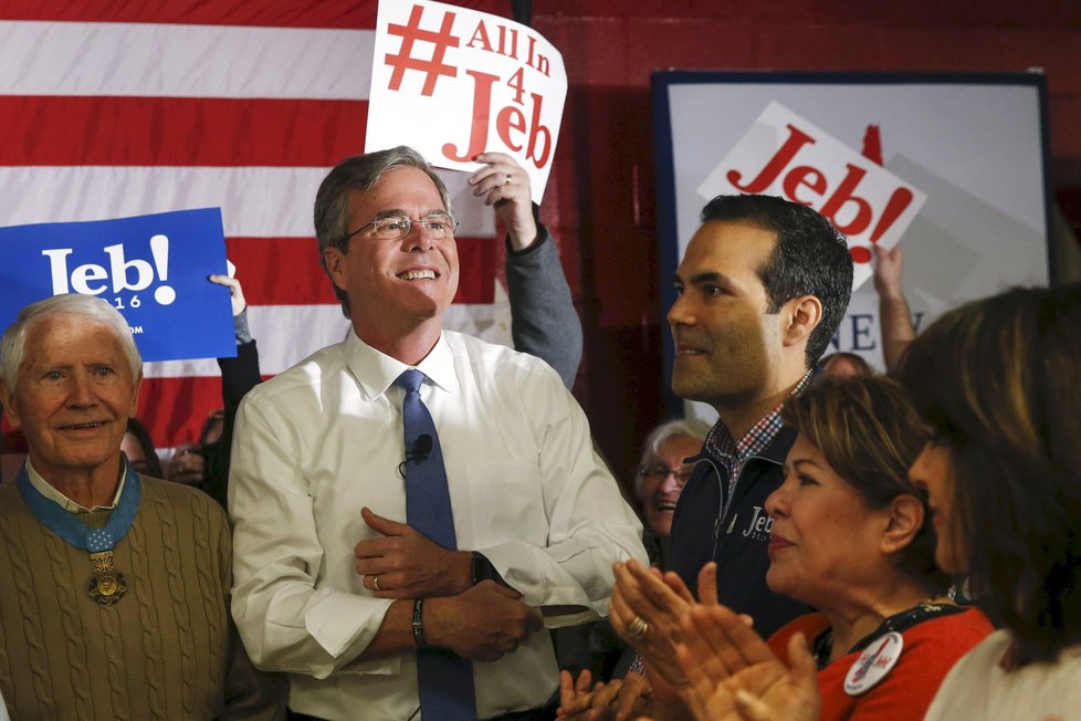 George P. Bush, na snímku s otcem během jeho během prezidentské kampaně v roce 2016.