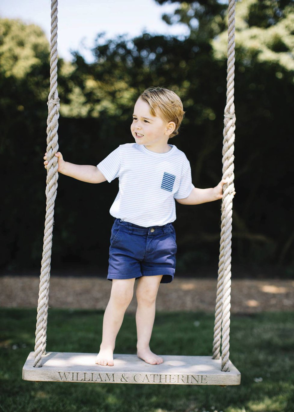 Princ George pár dnů před svými třetími narozeninami v červenci 2016.