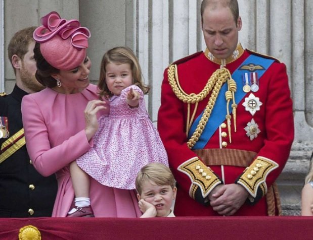 Princ George se na narozeninové oslavě prababičky Alžběty trochu nudil.