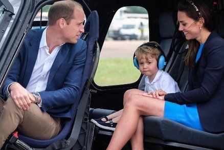 Táta William vzal malého prince George na letiště, aby si vyzkoušel stíhačku