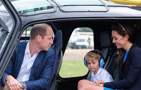 Táta William vzal malého prince George na letiště, aby si vyzkoušel stíhačku