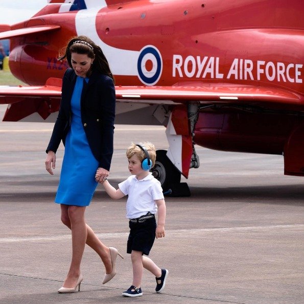 Princ William vzal malého prince George na letiště, aby si vyzkoušel stíhačku.