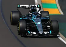 George Russell získal pole position pro Velkou cenu Austrálie. Verstappen boural