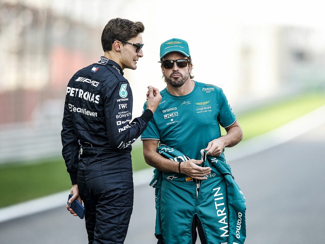 Russell (vlevo) diskutuje v Bahrajnu s Fernandem Alonsem. Oba rádi ovlivňují zákulisí světa F1.