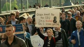 „Diktátor! Diktátor!“ Protest v Budapešti proti tažení Orbánovy vlády proti univerzitě založené miliardářem Sorosem.