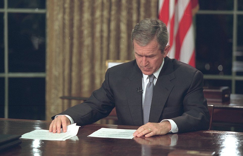 George W. Bush oznamuje národu, že USA byly napadeny.