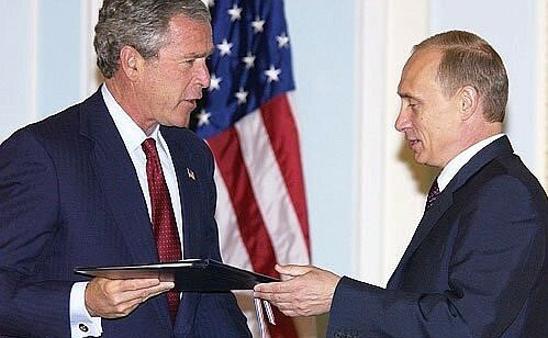 George W. Bush s Vladimirem Putinem (2003).