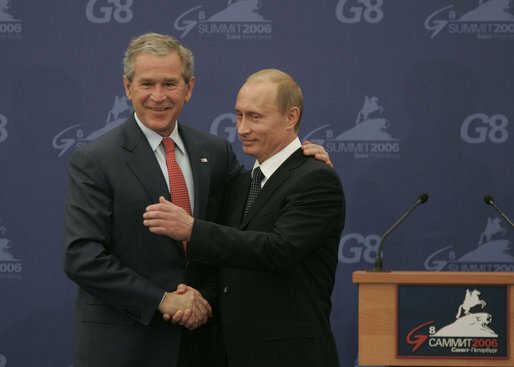 George Bush s Vladimirem Putinem na summitu G8 v Petrohradě (2006).