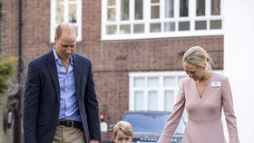 Princ George dorazil do školy jen s tatínkem Williamem.