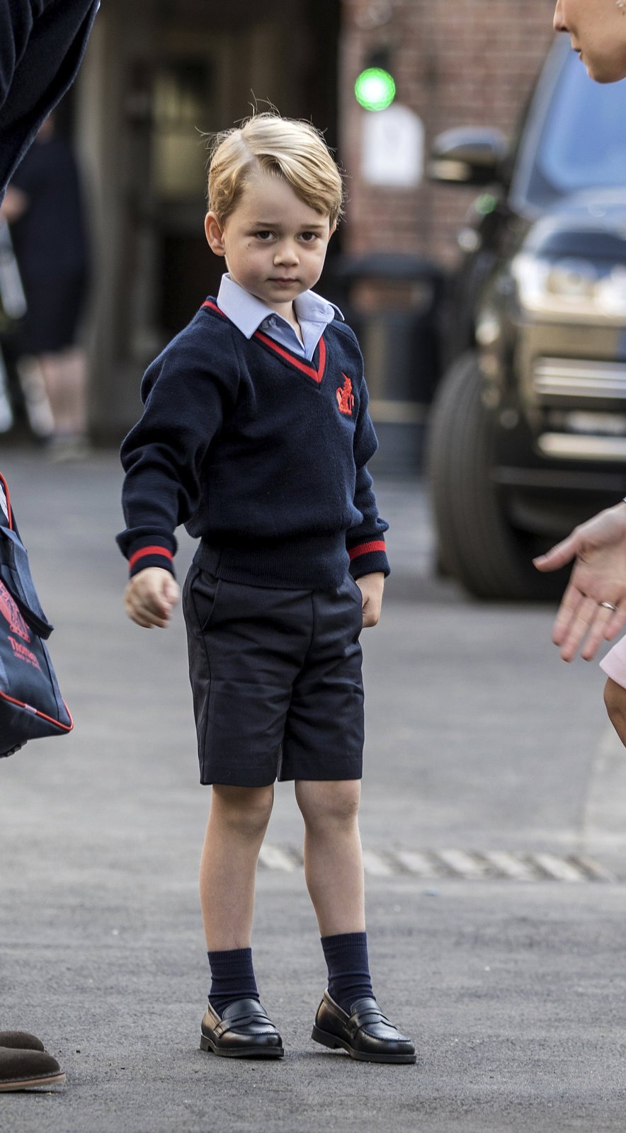 Princ George dorazil do školy jen s tatínkem Williamem.