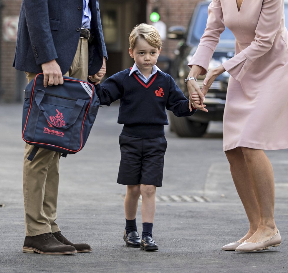 Princ George dorazil do školy jen s tatínkem Williamem.