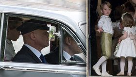 Princ George postával na zadní sedačce auta.