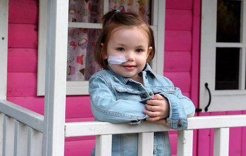 Dojemné! Čtyřletá holčička porazila rakovinu a po dvou letech si může hrát! 