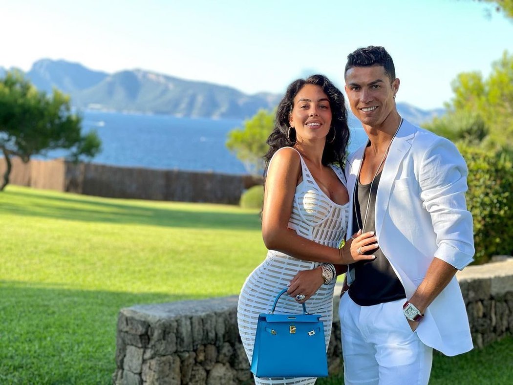 Ronaldo a jeho krásná partnerka Georgina se vyrovnávají se ztrátou syna