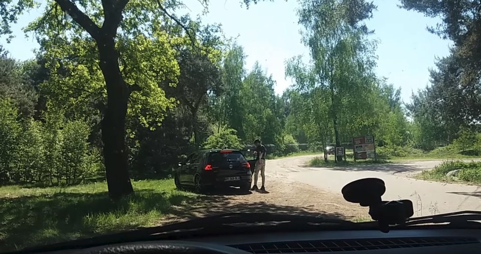 Kandidáti na Darwinovu cenu? Rodina i přes výslovný zákaz opustila během návštěvy safari auto a zaútočili na ni gepardi.