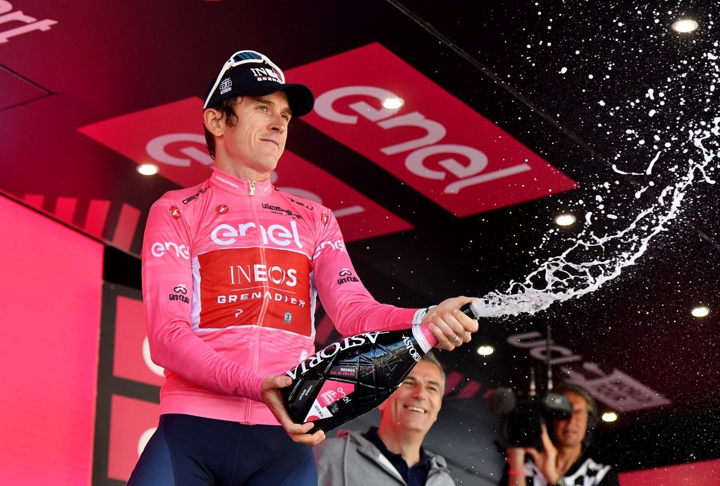 Geraint Thomas slaví udržení růžového dresu v 18. etapě Gira v den, kdy slavil narozeniny