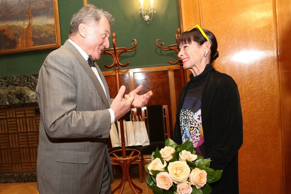 Geraldine Chaplin na setkání s pražským primátorem Bohuslavem Svobodou skvěle bavila