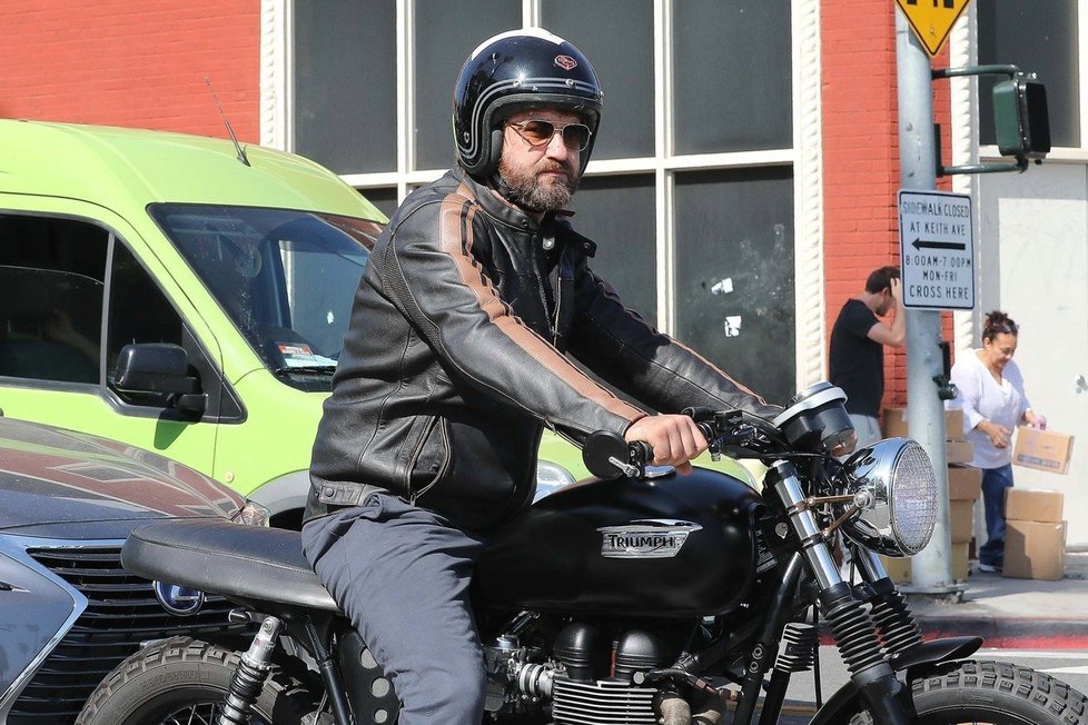 Gerard Butler na motorce