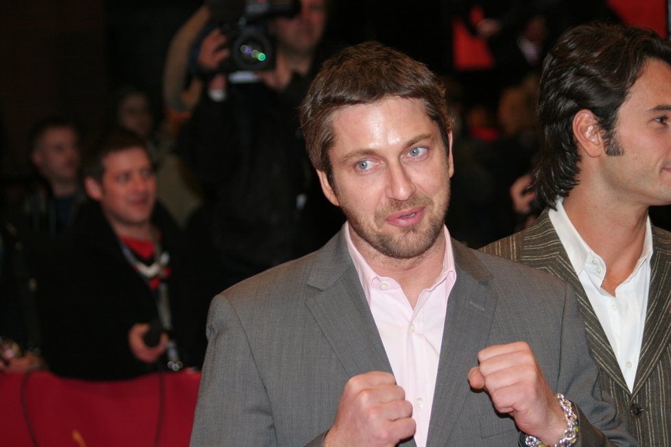 Gerard Butler má přesně ten ošlehaný výraz ve tváři, pro který milujeme Daniela Craiga