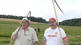 Depardieu zase mění adresu. Stěhuje se za „sympaťákem“ Lukašenkem do Běloruska