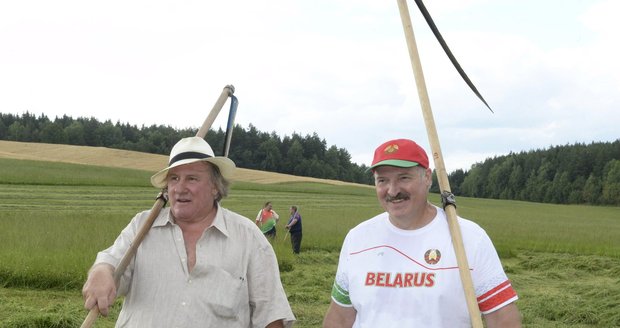 Depardieu zase mění adresu. Stěhuje se za „sympaťákem“ Lukašenkem do Běloruska