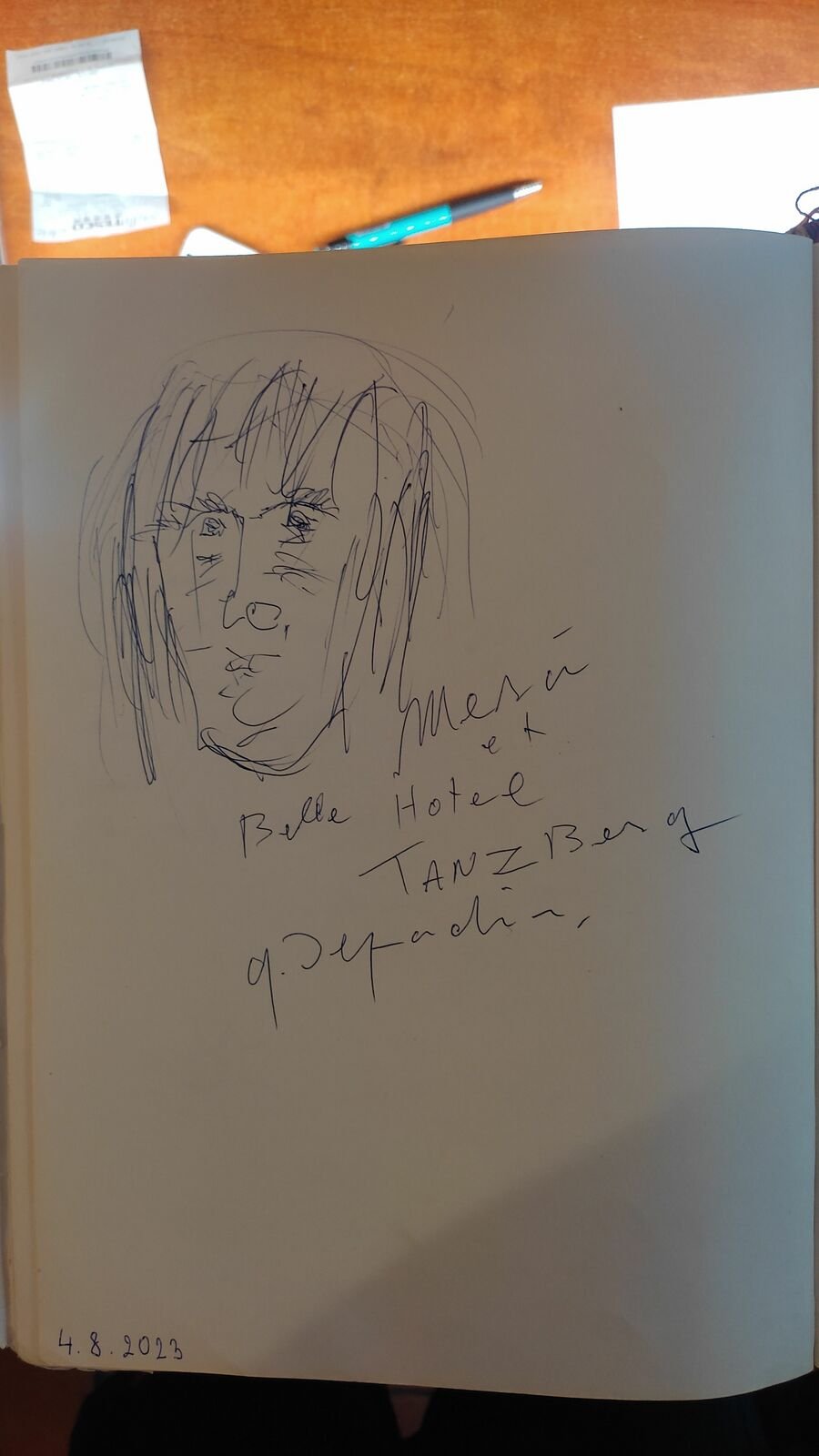 V hotelu Tanzberg v Mikulově Gerard Depardieu namaloval do knihy návštěv sám sebe.