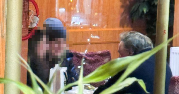 18. 12. 2023 18:25 hod.: Praha-Staré Město - Gérard Depardieu: V asijské restauraci se k dvojici připojila dívka v čepici.