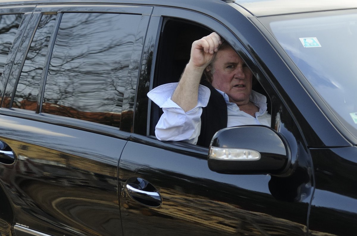 Depardieu přijíždí do kláštera v Chotěšově.