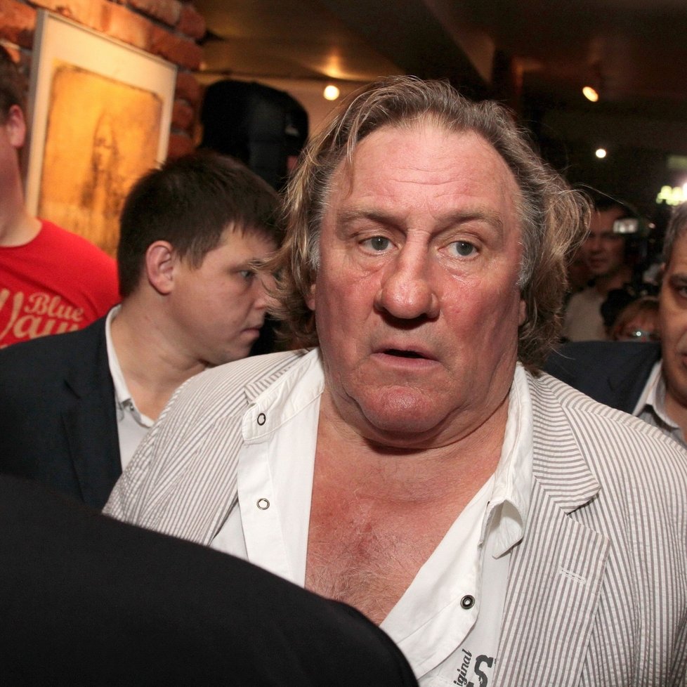 Depardieu vypadá bídně, zpocená a odulá tvář, uštvaný výraz.