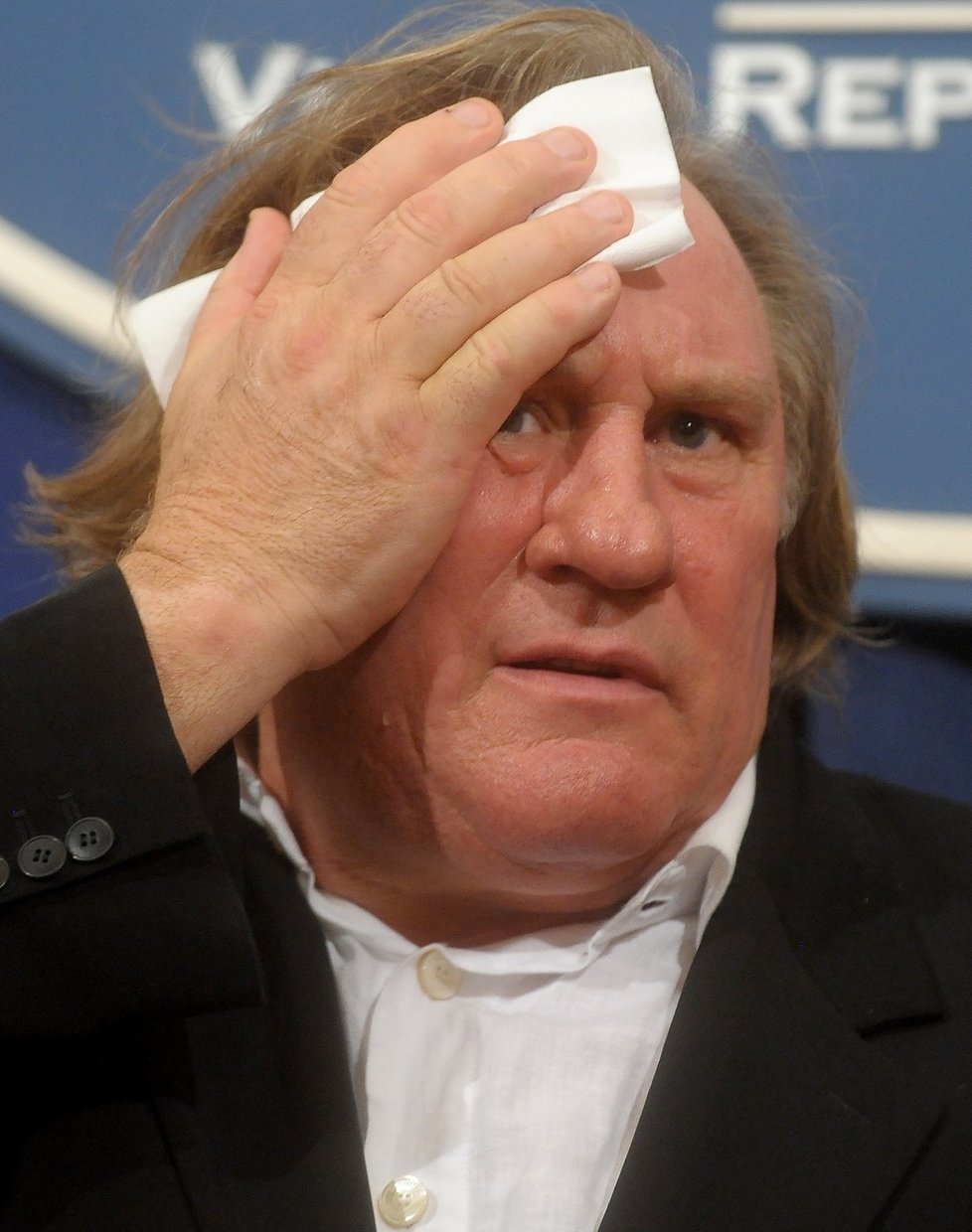 Depardieu při nedávné tiskovce musel otírat pot z čela.