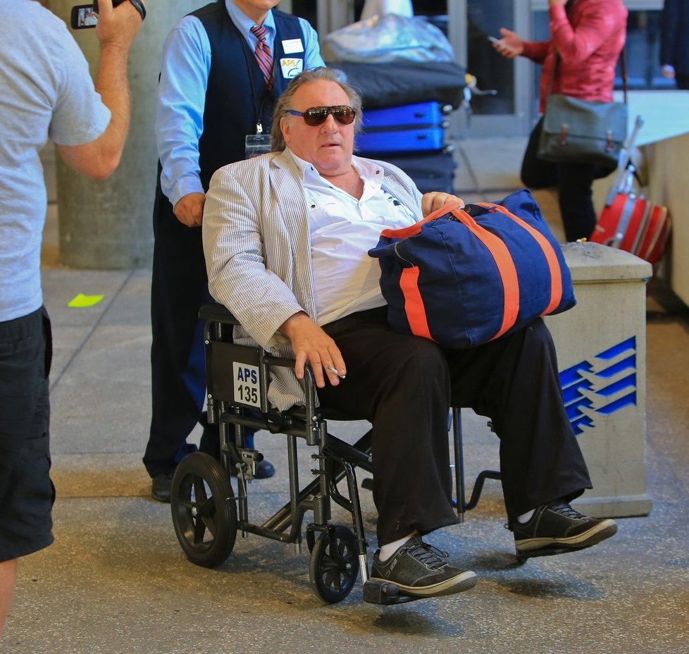 Depardieu se veze - s cigaretkou v ruce