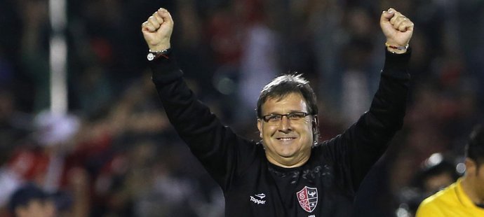 Jedním z favoritů na pozici nového trenéra fotbalistů Barcelony je podle španělských médií Argentinec Gerardo Martino.