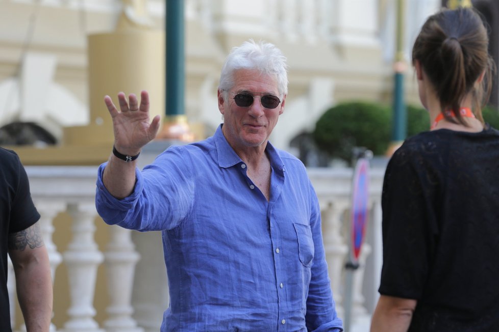 Herec Richard Gere přiletěl do Karlových Varů ve čtvrtek.