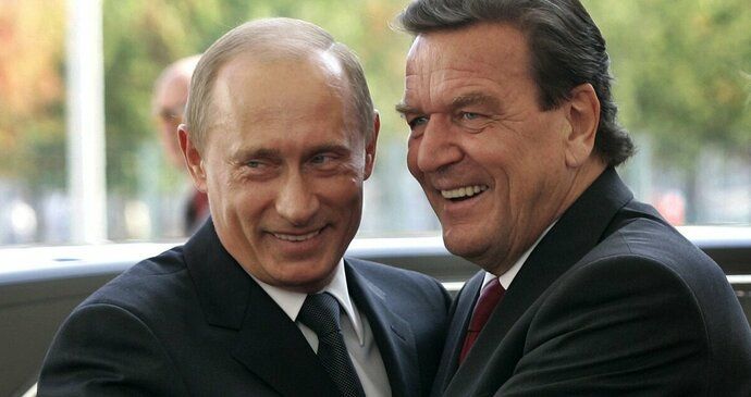 Ruský prezident Vladimir Putin s Gerhardem Schröderem, když byl rakouským kancléřem